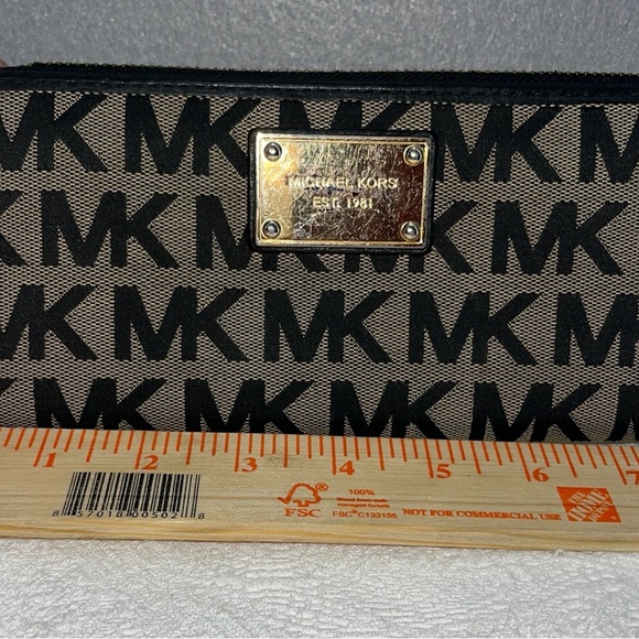 Michael Kors Signature Logo Wallet with lots of credit card slots - Picture 6 of 8